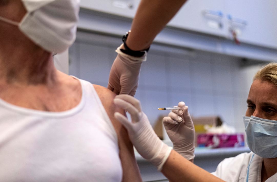 Megkezdődött az oltás az orosz vakcinával is